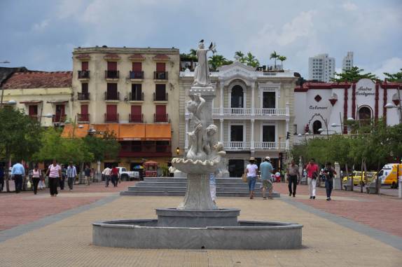 Umas das muitas praças na região histórica de Cartagena, na Colômbia